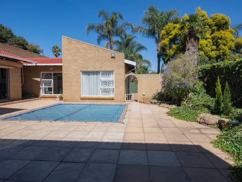 Spacious 5-Bedroom Family Home with Modern Amenities and Prime Location in Sunward Village - Photo 2