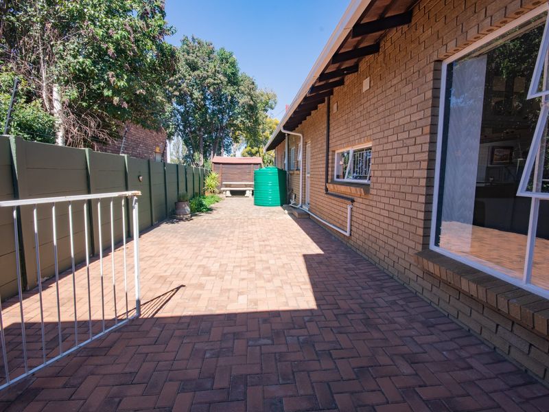 Spacious 5-Bedroom Family Home with Modern Amenities and Prime Location in Sunward Village - Photo 10