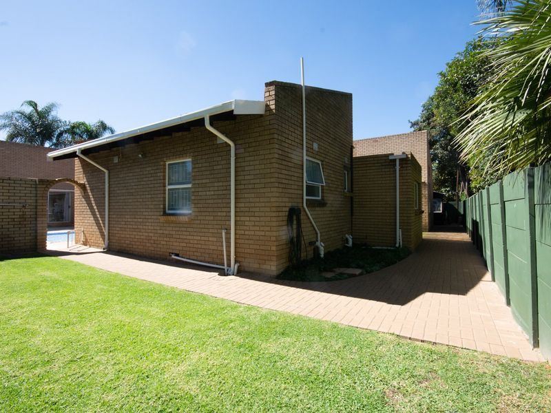 Spacious 5-Bedroom Family Home with Modern Amenities and Prime Location in Sunward Village - Photo 9