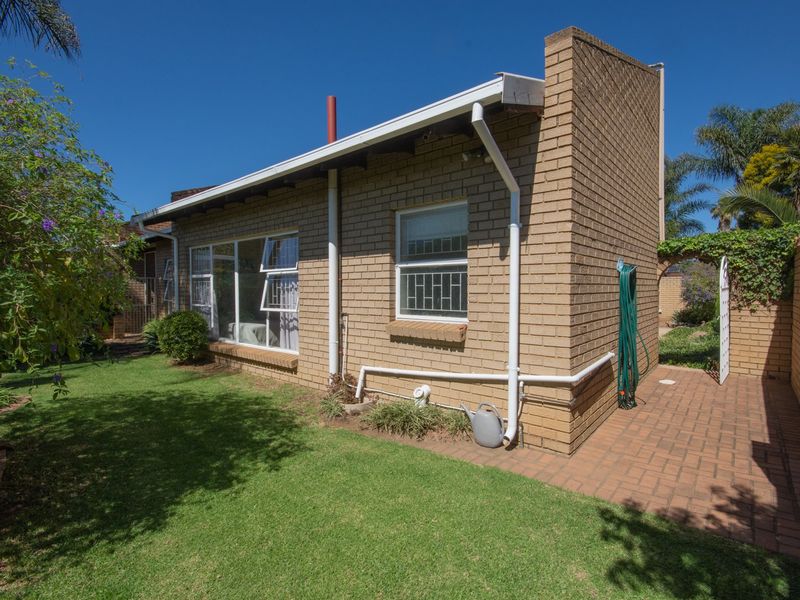 Spacious 5-Bedroom Family Home with Modern Amenities and Prime Location in Sunward Village - Photo 8