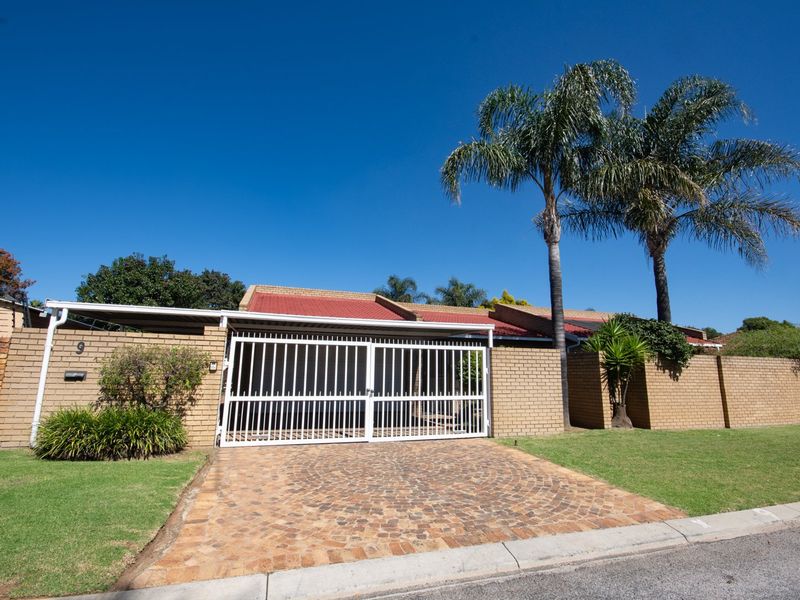 Spacious 5-Bedroom Family Home with Modern Amenities and Prime Location in Sunward Village - Photo 7