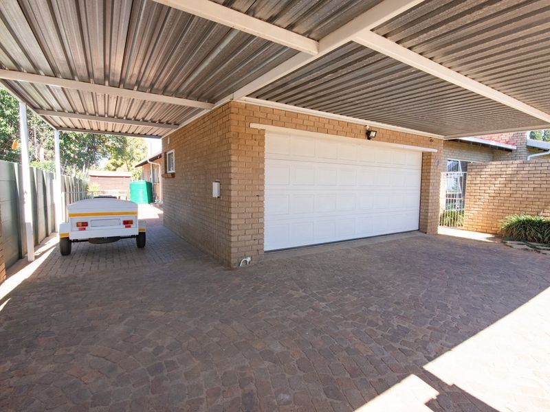 Spacious 5-Bedroom Family Home with Modern Amenities and Prime Location in Sunward Village - Photo 6