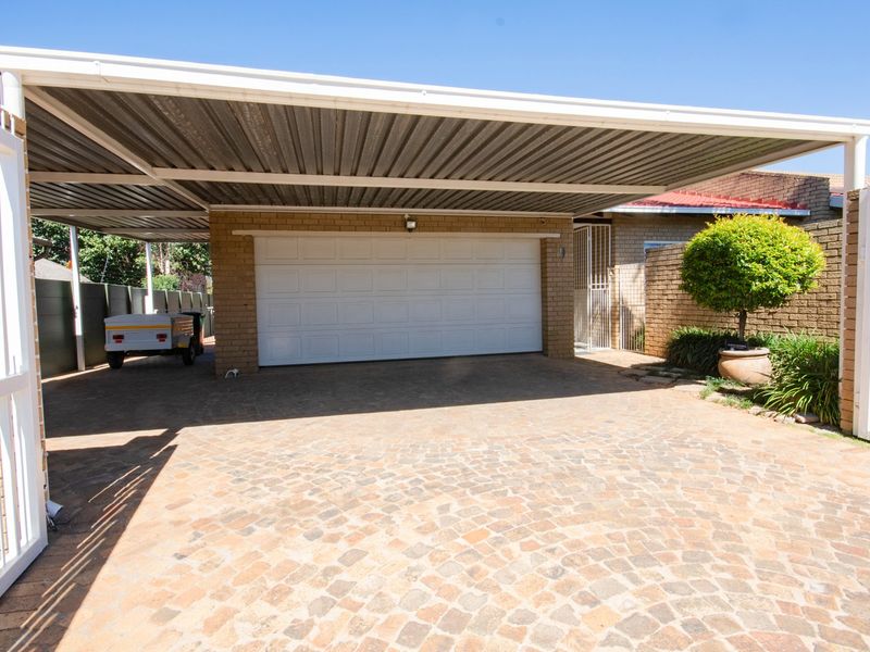 Spacious 5-Bedroom Family Home with Modern Amenities and Prime Location in Sunward Village - Photo 5