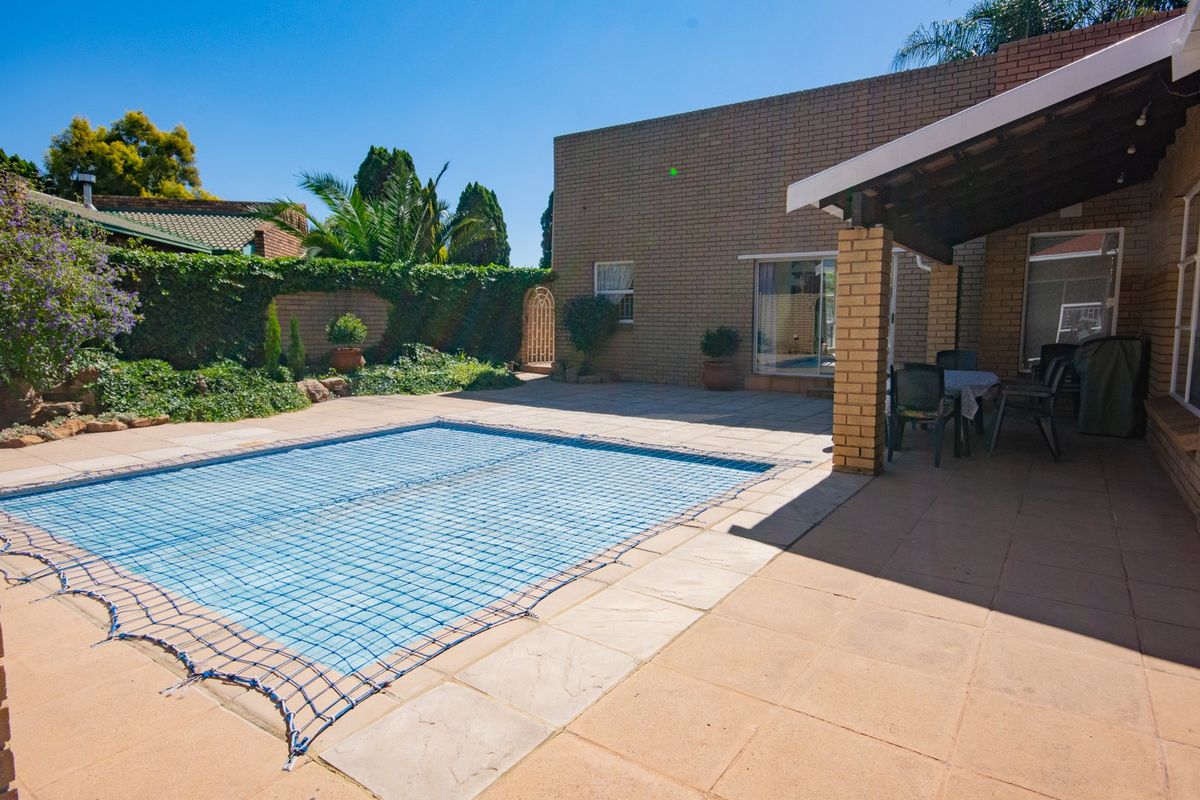 Spacious 5-Bedroom Family Home with Modern Amenities and Prime Location in Sunward Village - Photo 3