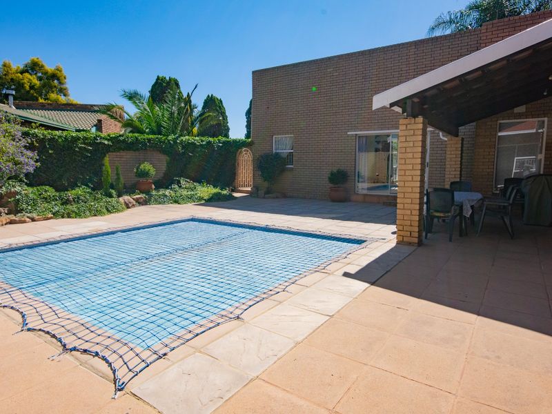 Spacious 5-Bedroom Family Home with Modern Amenities and Prime Location in Sunward Village - Photo 3