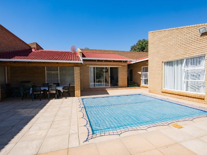 Spacious 5-Bedroom Family Home with Modern Amenities and Prime Location in Sunward Village - Photo 1