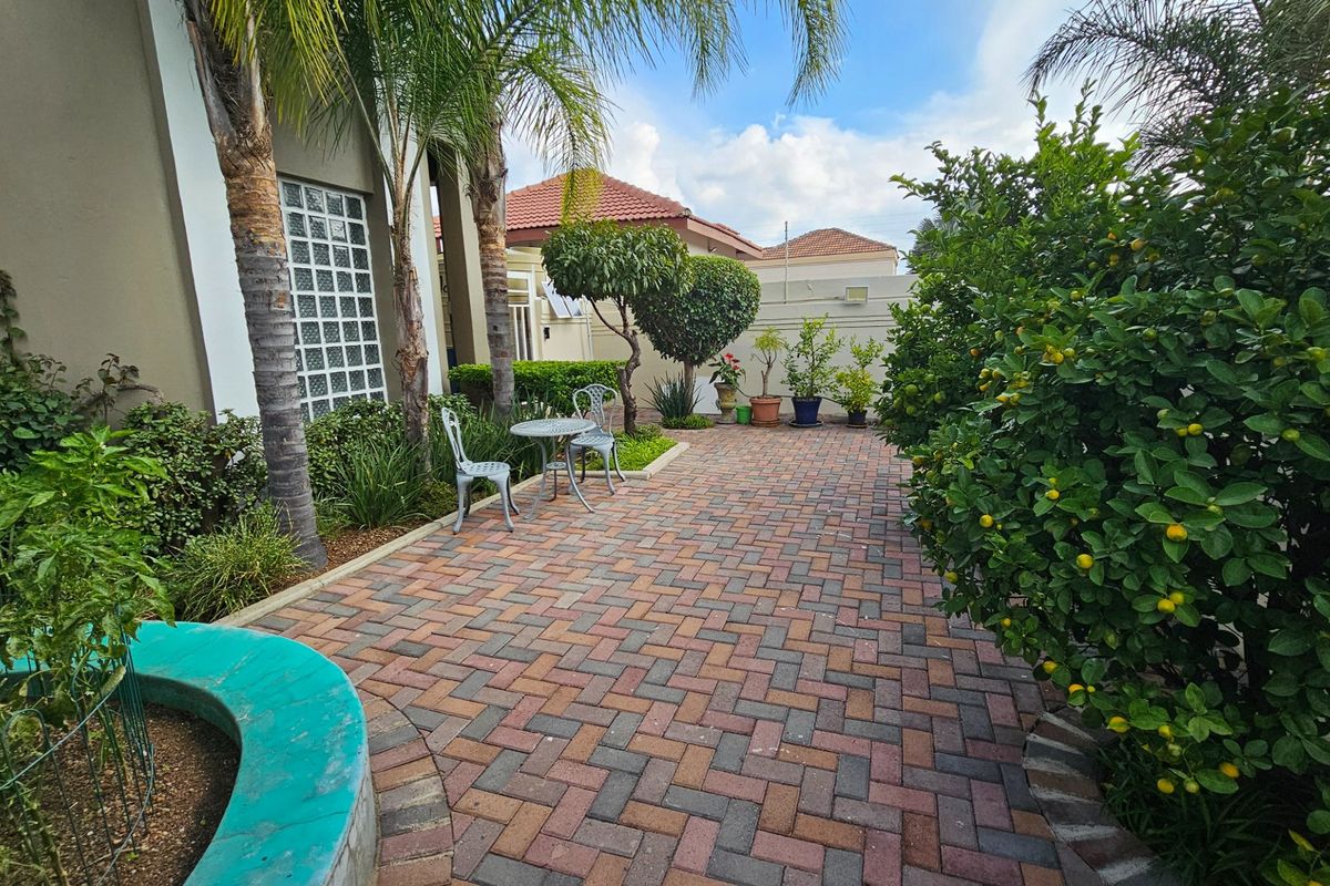 6 Bedroom house in upmarket security estate - Photo 2