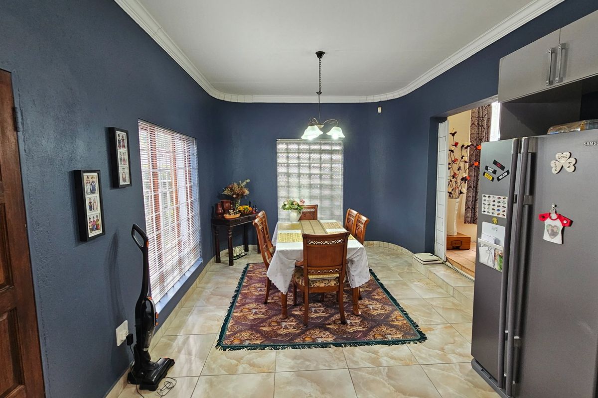 6 Bedroom house in upmarket security estate - Photo 5