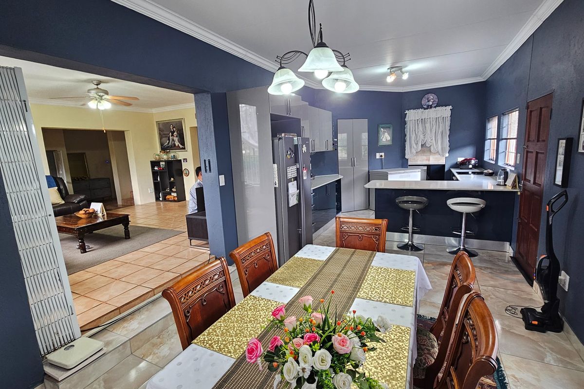 6 Bedroom house in upmarket security estate - Photo 4