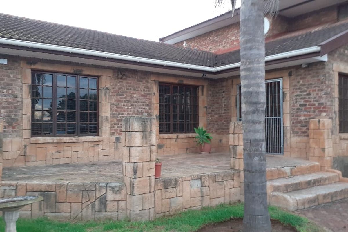 Spacious Family Home with Income-Generating Flatlet! - Photo 5