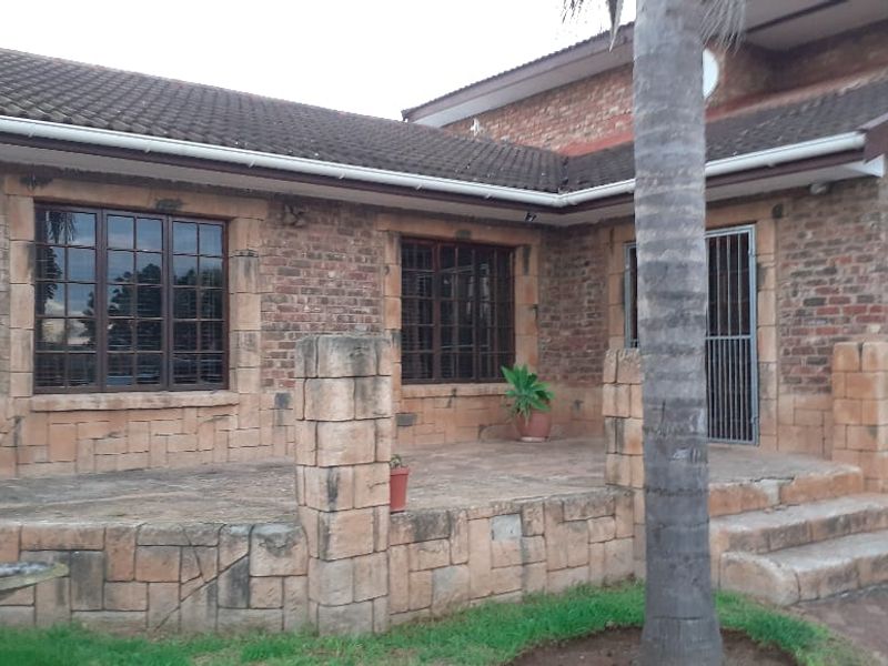 Spacious Family Home with Income-Generating Flatlet! - Photo 5