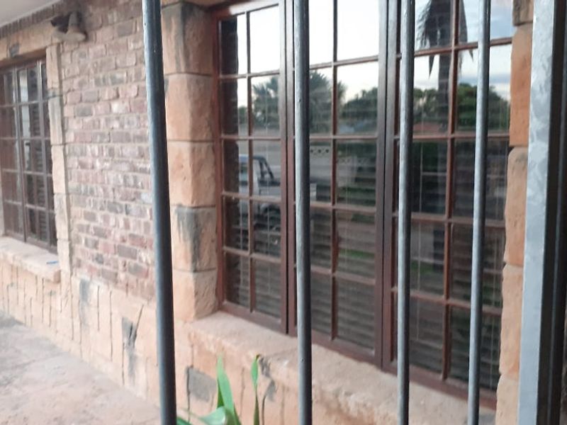 Spacious Family Home with Income-Generating Flatlet! - Photo 8