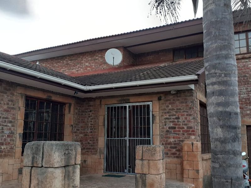 Spacious Family Home with Income-Generating Flatlet! - Photo 6