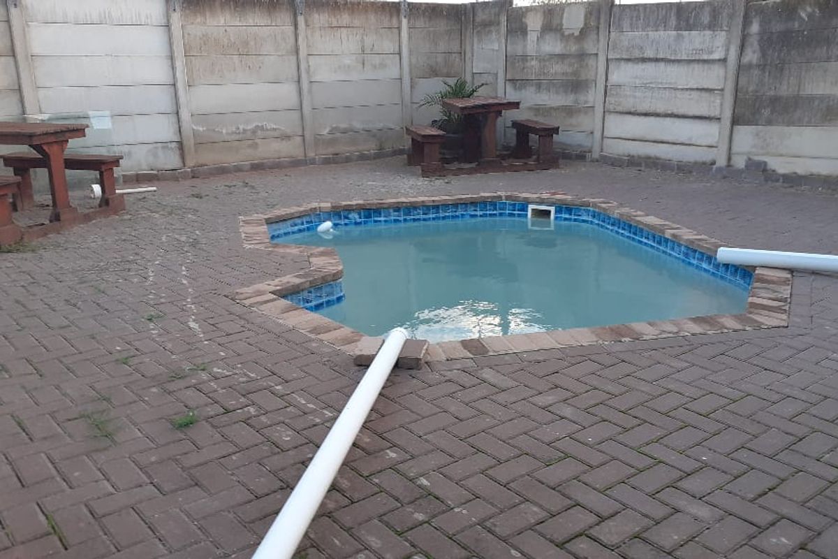 Spacious Family Home with Income-Generating Flatlet! - Photo 4