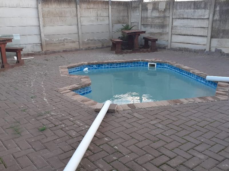 Spacious Family Home with Income-Generating Flatlet! - Photo 4