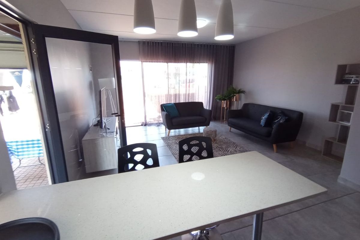 Beautiful three bedroom home, in a safe and secure complex - Photo 5