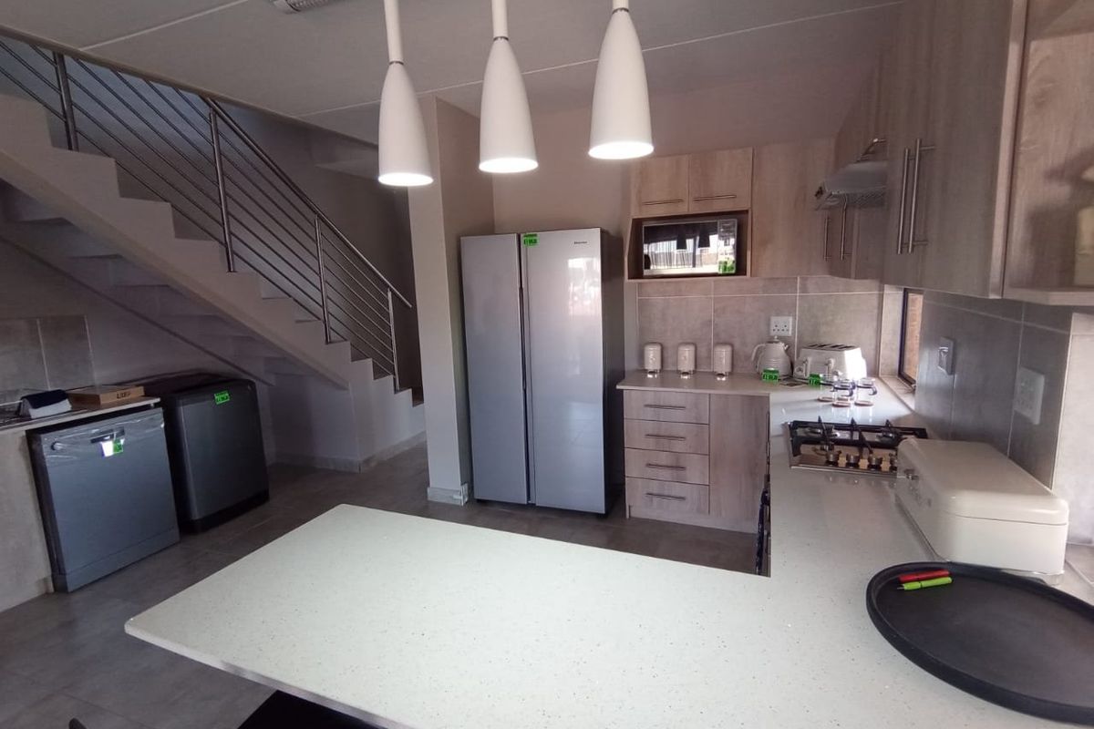 Beautiful three bedroom home, in a safe and secure complex - Photo 4