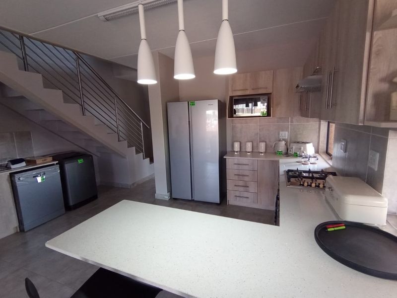 Beautiful three bedroom home, in a safe and secure complex - Photo 4