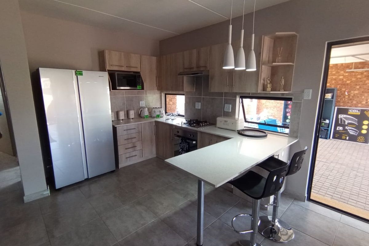 Beautiful three bedroom home, in a safe and secure complex - Photo 3