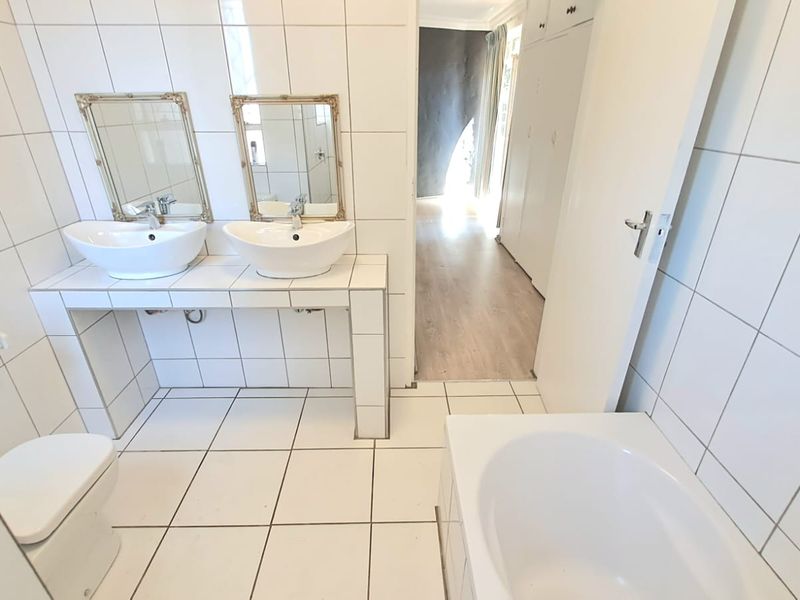 Three Bedroom Townhouse up for grabs... - Photo 3