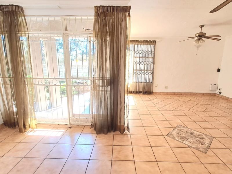 Three Bedroom Townhouse up for grabs... - Photo 4