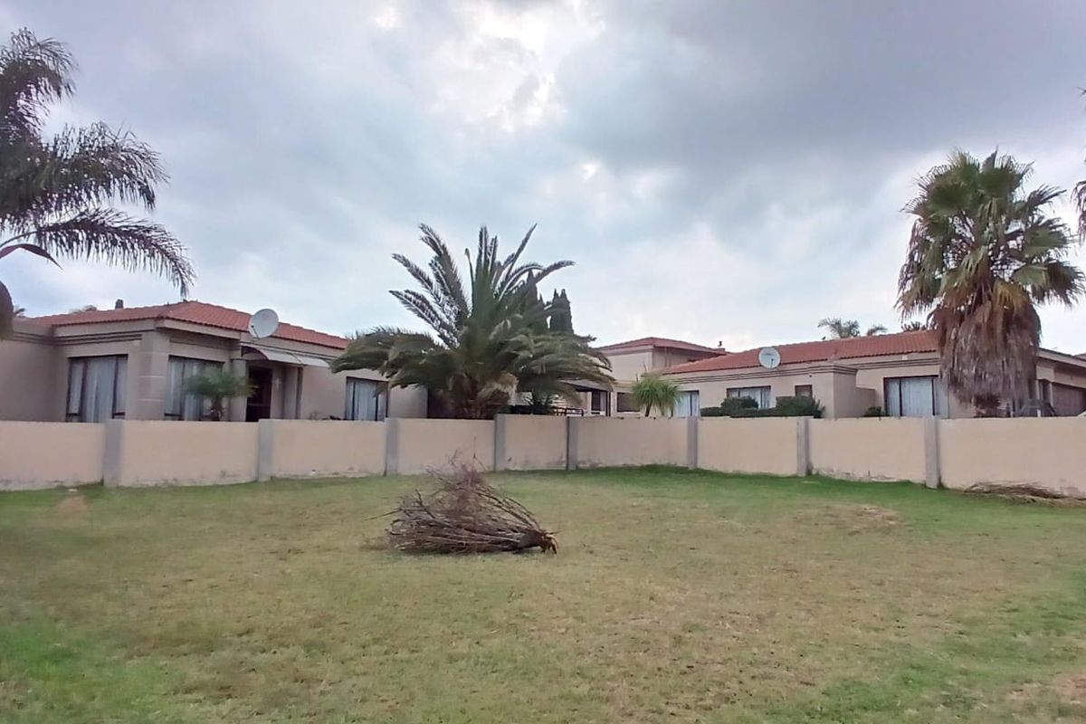 Vacant stand in a very popular secure and safe complex - Photo 4