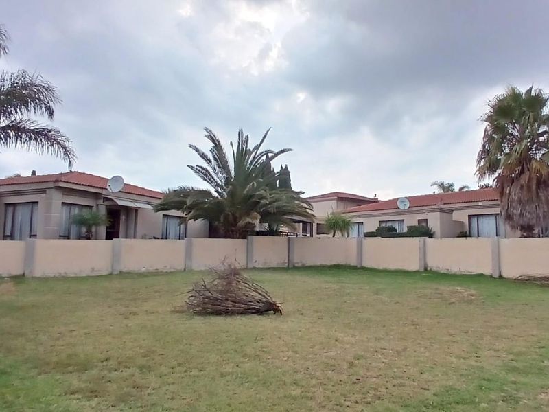 Vacant stand in a very popular secure and safe complex - Photo 4