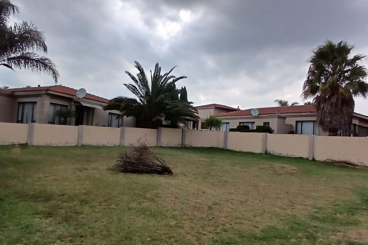 Vacant stand in a very popular secure and safe complex - Photo 3