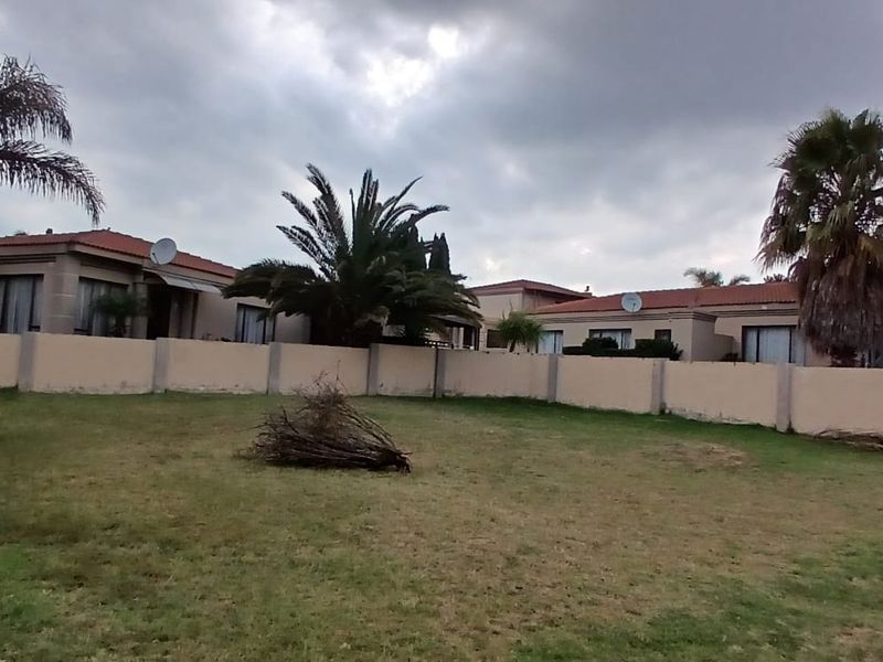 Vacant stand in a very popular secure and safe complex - Photo 3