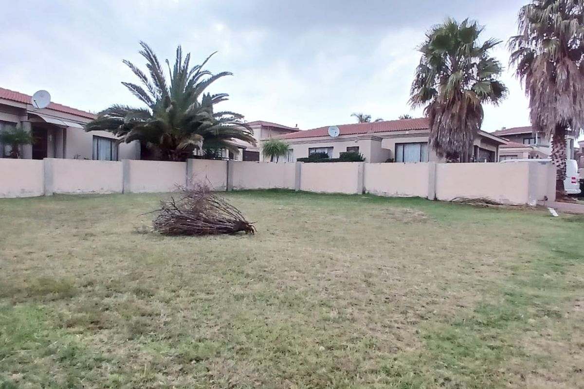 Vacant stand in a very popular secure and safe complex - Photo 2