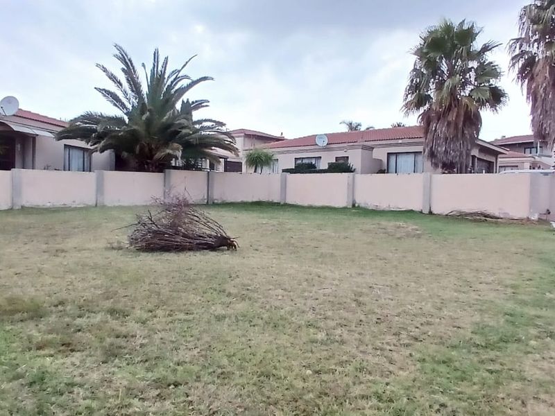 Vacant stand in a very popular secure and safe complex - Photo 2