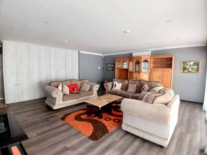 Property for sale in Sasolburg prime area, ideal for the extended family OR business opportunity - Photo 9