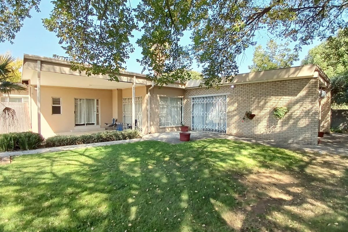 Property for sale in Sasolburg prime area, ideal for the extended family OR business opportunity - Photo 2