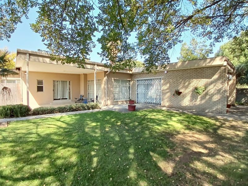 Property for sale in Sasolburg prime area, ideal for the extended family OR business opportunity - Photo 2