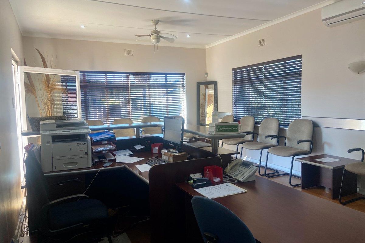 Business and commercial property - Photo 5