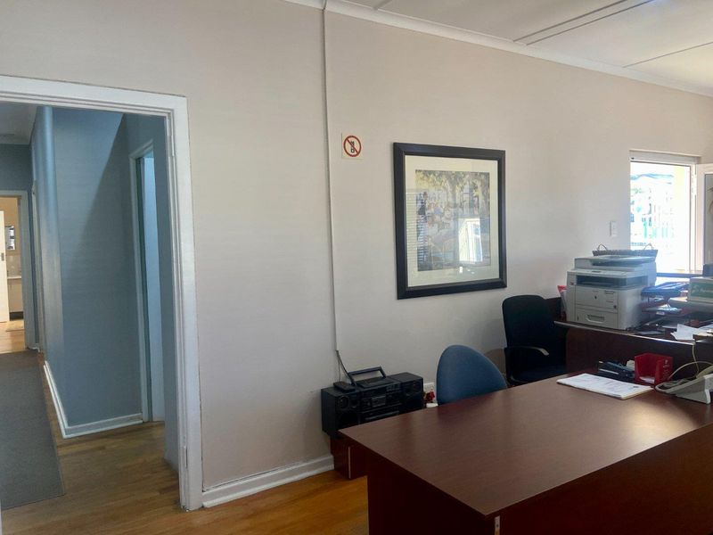 Business and commercial property - Photo 6