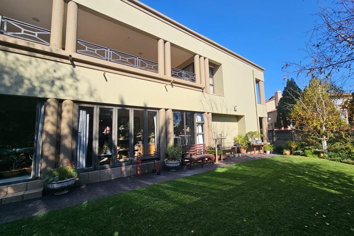 Exquisite Townhouse for Sale in Prestigious Estate - Photo 3