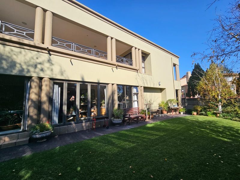 Exquisite Townhouse for Sale in Prestigious Estate - Photo 3