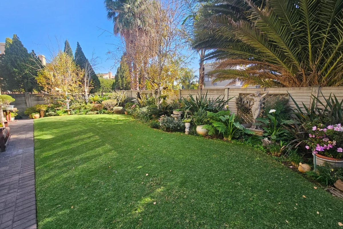 Exquisite Townhouse for Sale in Prestigious Estate - Photo 2