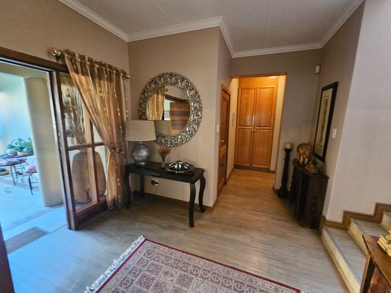 Exquisite Townhouse for Sale in Prestigious Estate - Photo 10