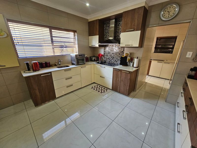 Exquisite Townhouse for Sale in Prestigious Estate - Photo 8