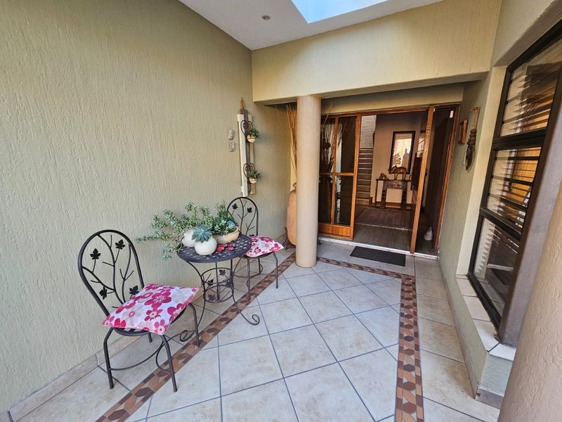 Exquisite Townhouse for Sale in Prestigious Estate - Photo 9