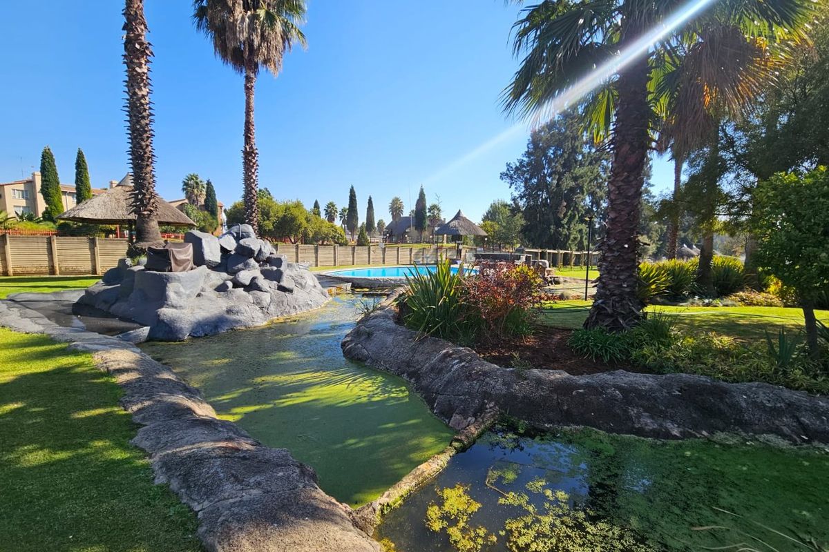 Exquisite Townhouse for Sale in Prestigious Estate - Photo 4