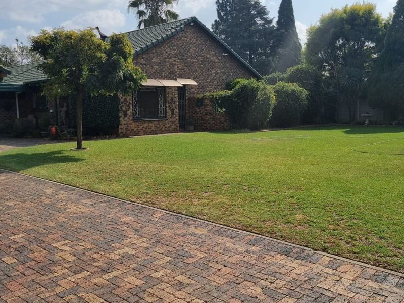 Beautiful & stylish family home at an unbelievable deal, including most of the furniture! - Photo 3