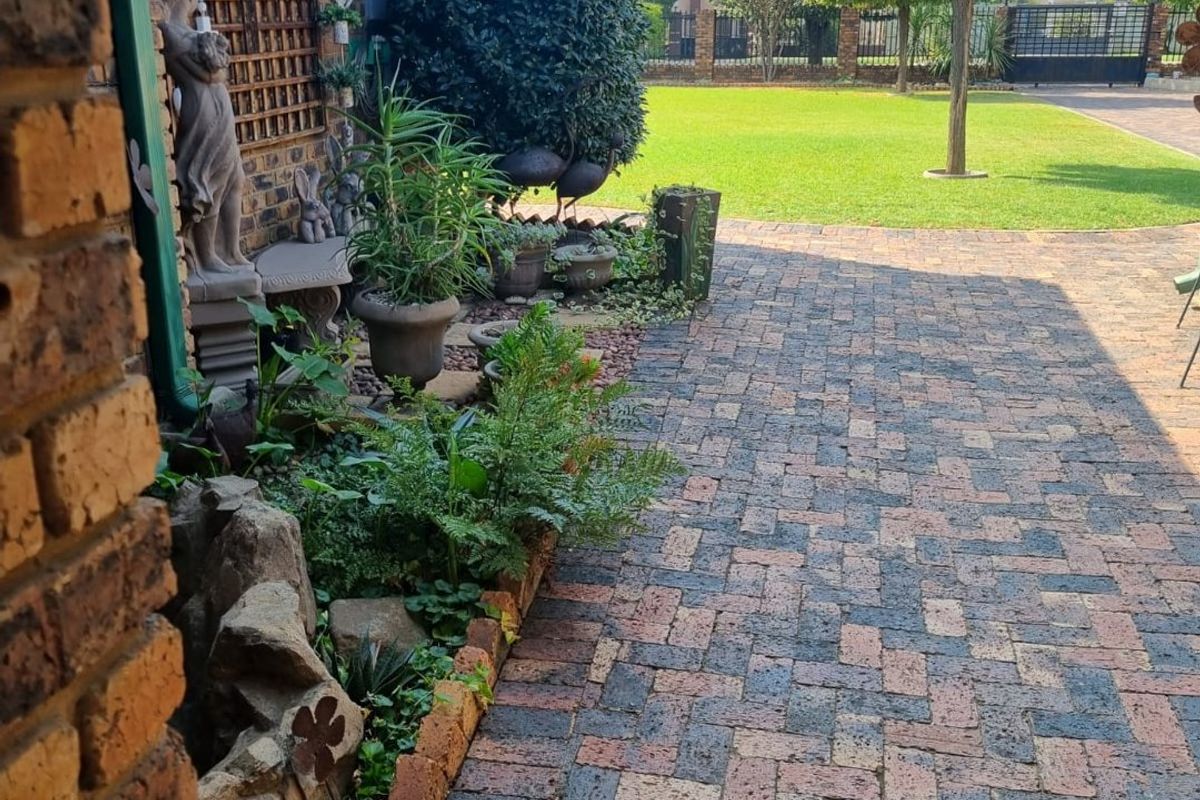 Beautiful & stylish family home at an unbelievable deal, including most of the furniture! - Photo 4