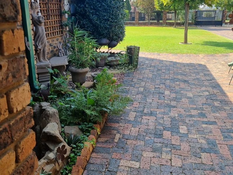 Beautiful & stylish family home at an unbelievable deal, including most of the furniture! - Photo 4