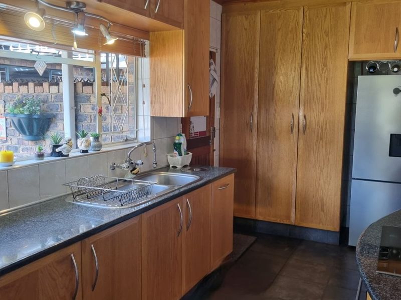 Beautiful & stylish family home at an unbelievable deal, including most of the furniture! - Photo 8