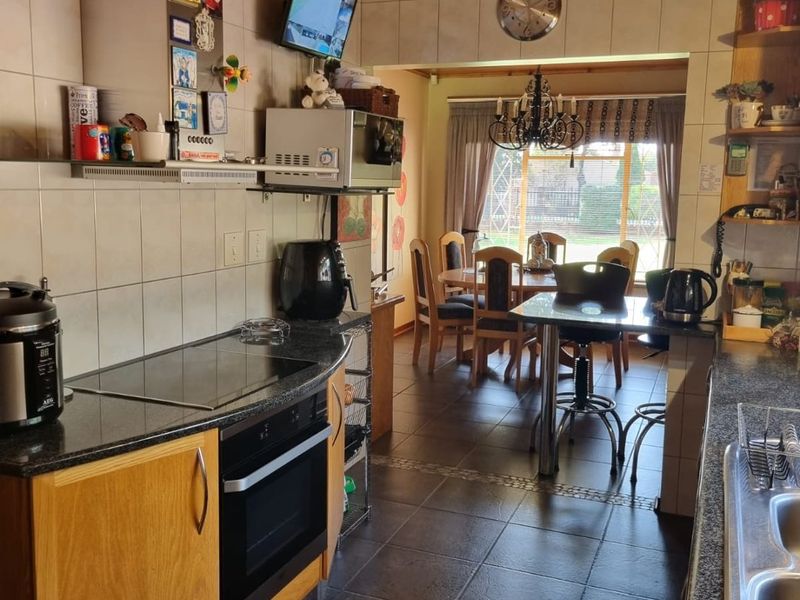 Beautiful & stylish family home at an unbelievable deal, including most of the furniture! - Photo 7