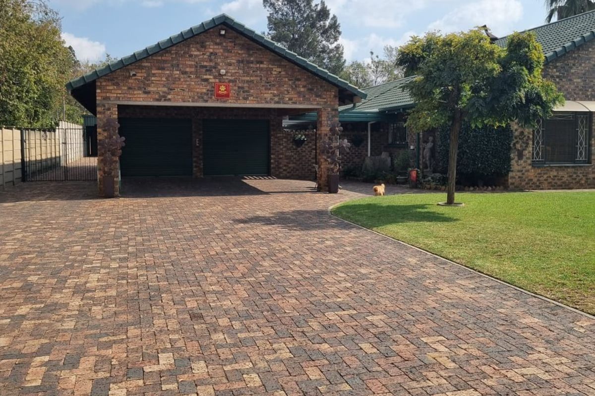 Beautiful & stylish family home at an unbelievable deal, including most of the furniture! - Photo 2