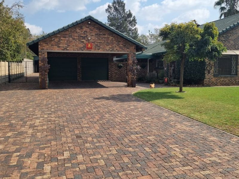 Beautiful & stylish family home at an unbelievable deal, including most of the furniture! - Photo 2